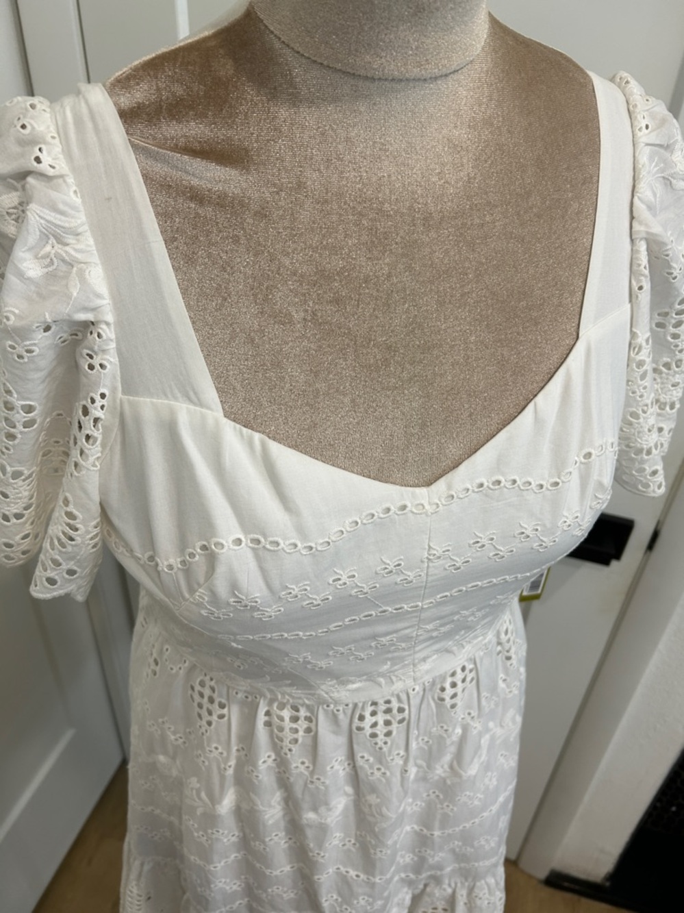 NWT Gianni Bini White Eyelet Puff Sleeve Dress |Size 8 - Picture 4 of 12